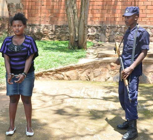 Tuyisenge ahakana ko atibye agatabo ka cheque. Photo/Polisi.