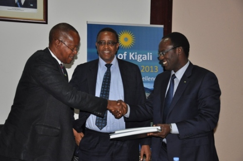 Ndayisaba, umuyobozi w'umjyi wa Kigali ashyikirizwa igishushanyo mbonera cy'umujyi.