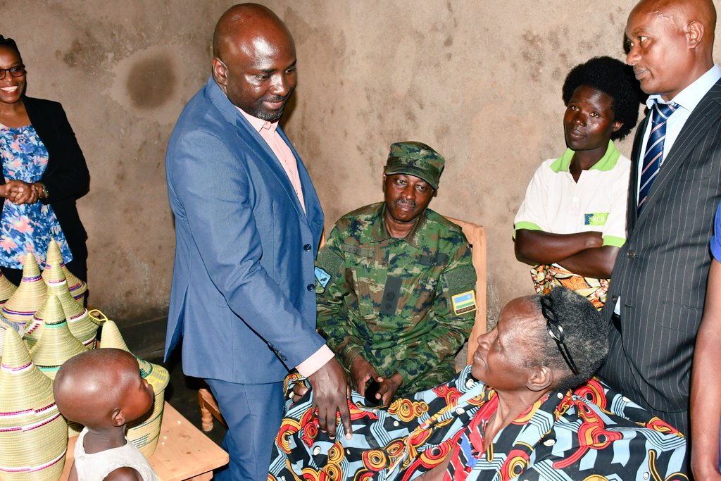 Umukecuru Akizanye Lucie nyuma yo gushyikirizwa inzu mu muhango witabiriwe na Guverineri Mugabowagahunde, yashimiye Umukuru w'Igihugu