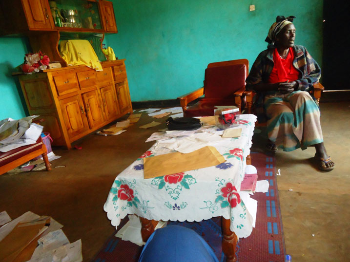 Umukecuru atangaza ko mu nzu araramo hatatwitswe.