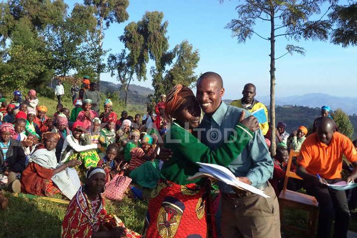 Umukecuru yasabye imbabazi mu ruhame kubera imitungo yangijwe n'umugabo we arazihabwa.