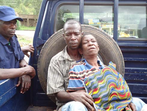 Umukecuru Nyirangerageze ajyanwe kwa muganga mu modoka ya Polisi asigasiwe n