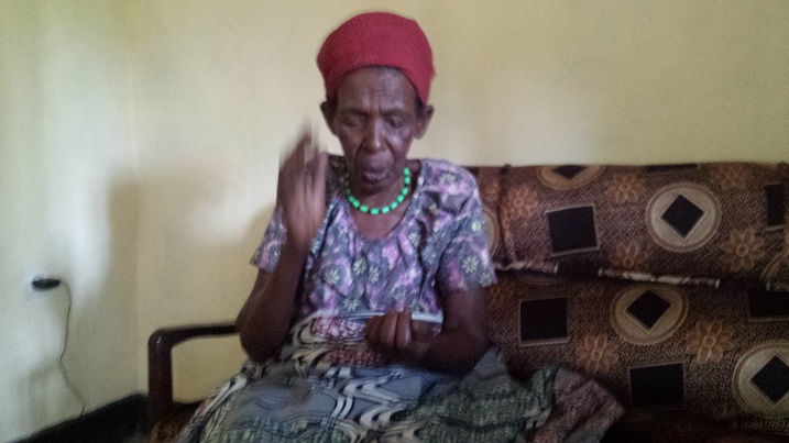 Uyu mukecuru w'imyaka 73 ni we urera umwuzukuru we