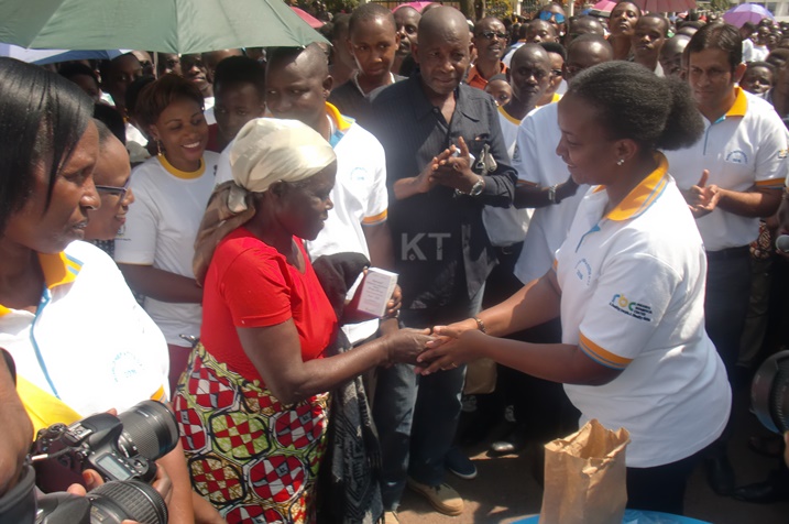 Umukecuru Uwisenge Lea ashyikirizwa inkunga y'imiti.