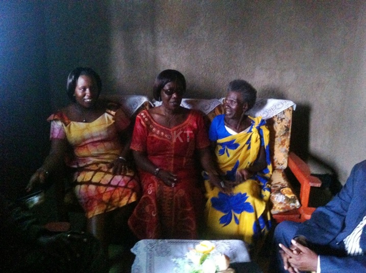 Umunyamabanga wa leta muri MINALOC Mukabaramba Alivera aganira n'umwe mu bakecuru bahawe inzu.