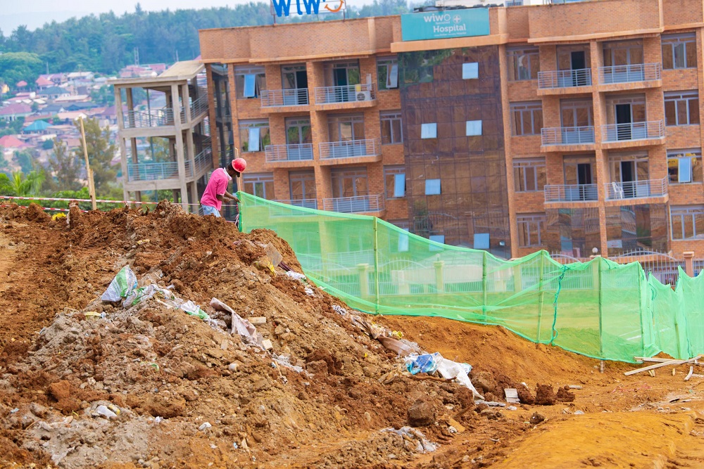 Nyuma y'impanuka, babyutse bashyiraho uruzitiro rw'iki kibanza kirimo gusizwa