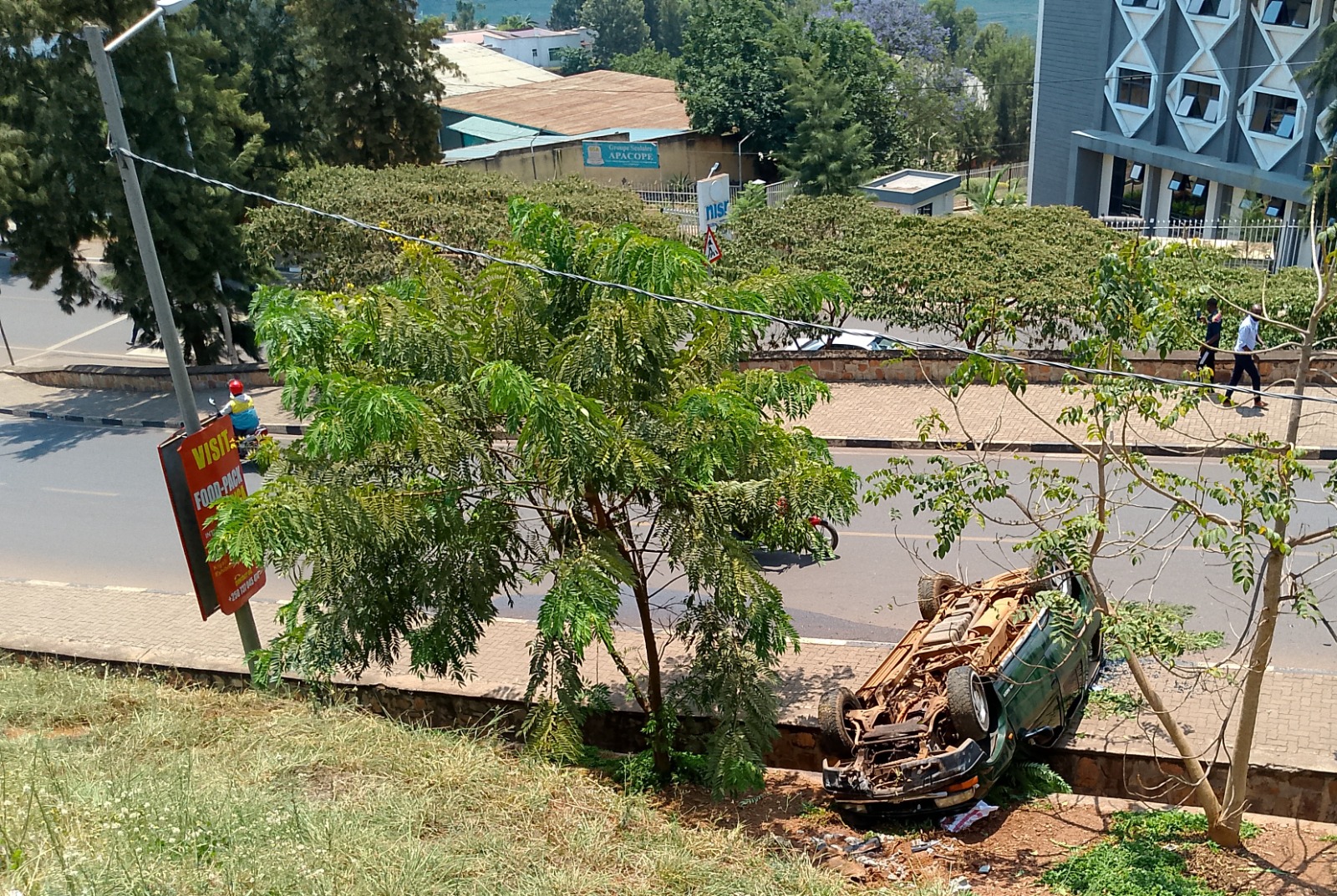 Yarenze uwo mukingo igwa mu muferege 