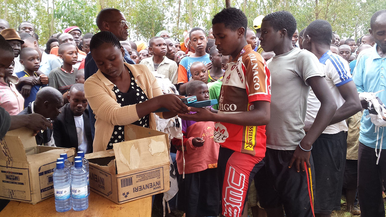 Umukinnyi wese witabiriye isiganwa yahawe amasabune yo gufura no gukaraba