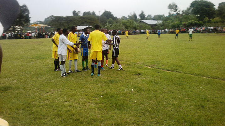 Umukino wa nyuma wahuje Muhabura FC (yambaye umweru) na Full Boys (yambaye umuhondo) wagaragayemo ishyaka ryinshi ku makipe yombi. 