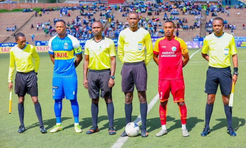 Ba kapiteni ku mpande zombi hamwe n'abasifuzi bayoboye umukino