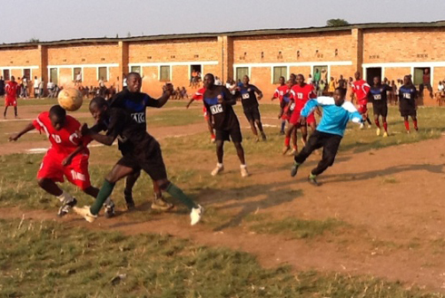 Abapolisi (umutuku) bahanganye n