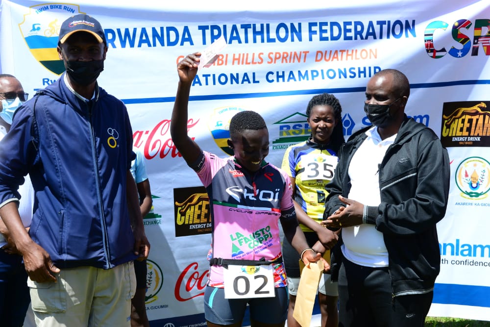 Mutimukeye Saidate ahabwa igihembo nk