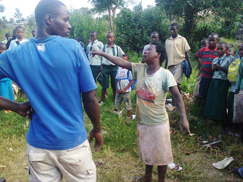 Uyu mukobwa yasinze urwagwa arinyarira imyenda iratoha.