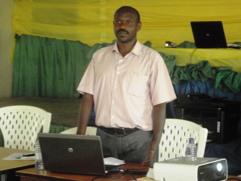 Umukozi ushinzwe ubuhinzi mu karere asanga abanze kwishyura ku neza batazanga no kwishyura ku ngufu.