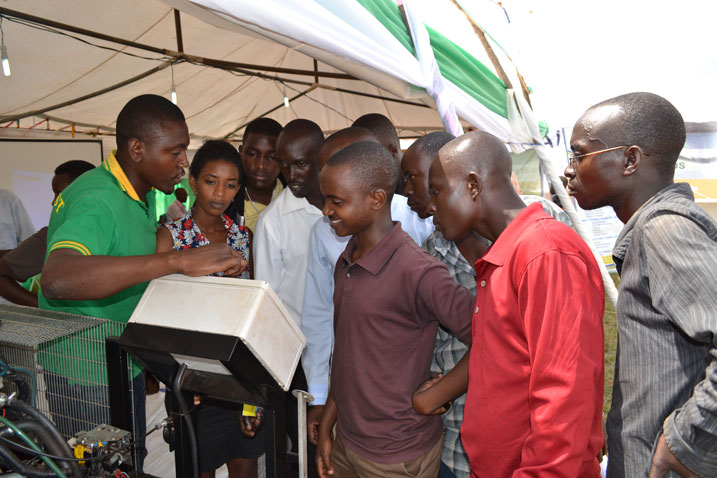 Umukozi wa IPRC East asobanura ibyerekeye ikoranabuhanga mu by'imodoka.