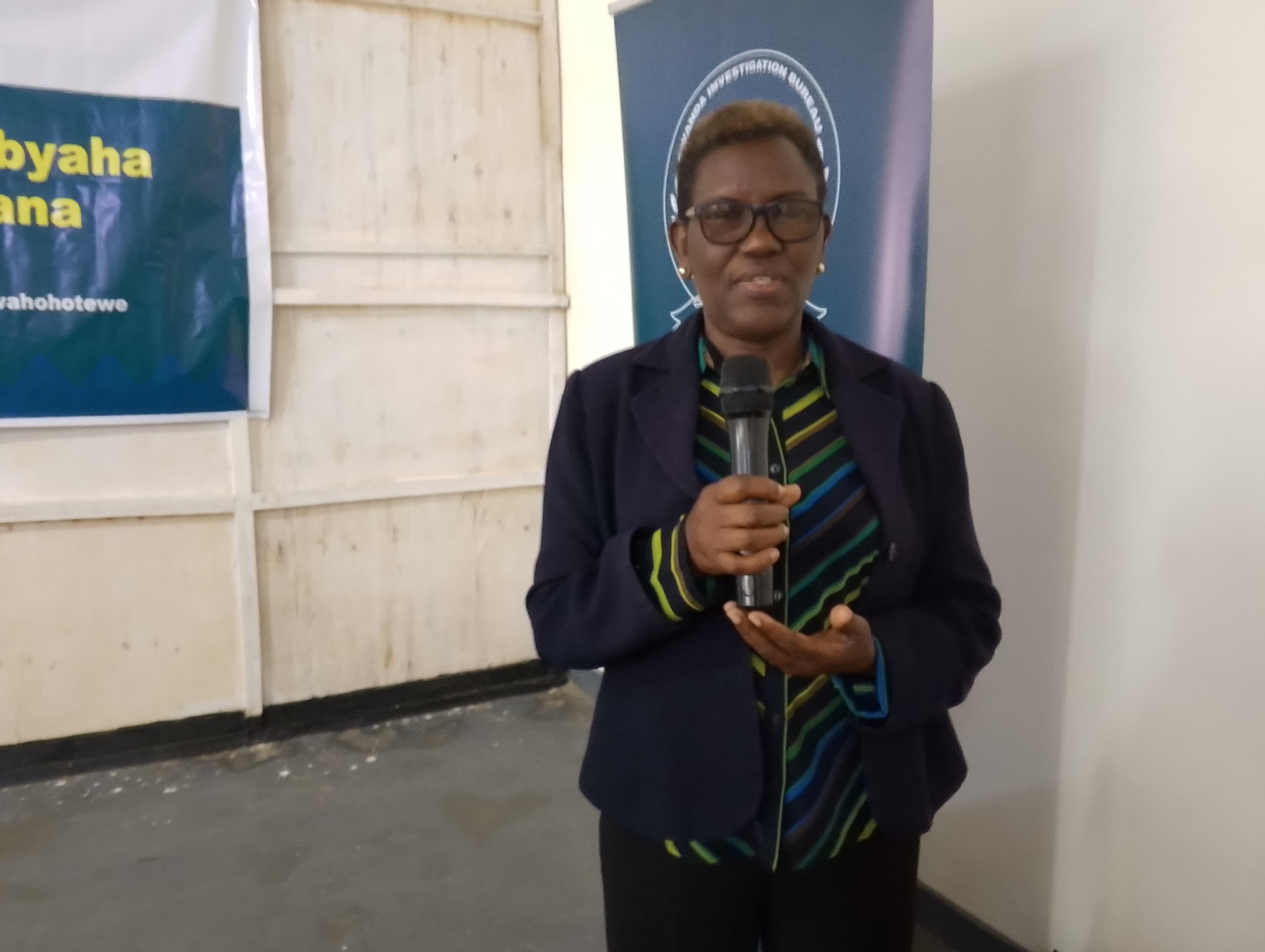 Umukozi w'Akarere ka Ngororero ushinzwe iterambere ry'umuryango, Mukantabana Odette avuga ko hari aho azi umwana washinje nyina ubusinzi no kugwa hasi agakomereka bituma se wamuhohoteye agirwa umwere