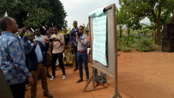 Umukuru w'Umudugudu wa Kaburanjwiri asobanurira Minisitiri Shyaka ibyagezweho