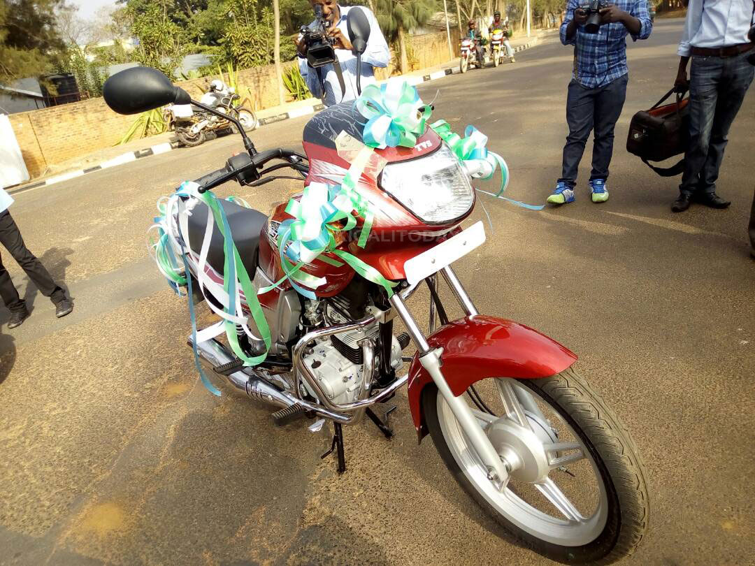 Iyi moto yahembwe uwo mumotari ifite agaciro ka miliyoni 1.5RWf