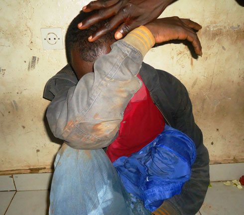 Habyarimana yicaye muri Sitasiyo ya Polisi ya Nyabugogo yanga ko agaragara mu maso. (Foto:L. Nshimiyimana)