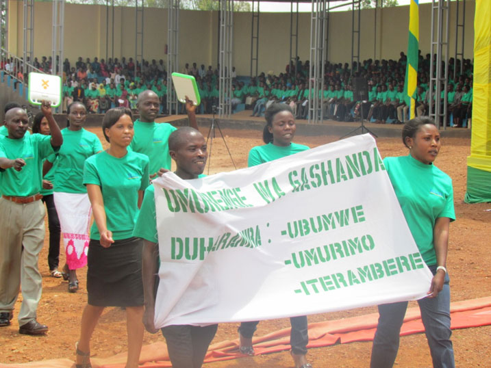 Umunsi w'abarimu waranzwe n'akarasisi k'abarimu n'abanyeshuri bari bifatanije n'abarimu babo.