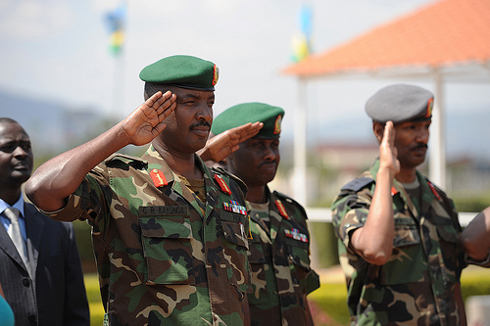 Abayobozi b'ingabo z'igihugu baha icyubahiro Intwari z'igihugu ku irimbi ryazo.