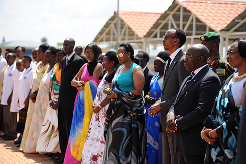 Perezida Kagame n'abandi bayobozi bakuru b'igihugu hamwe n'imiryango y'Intwari ku irimbi ry'intwari.