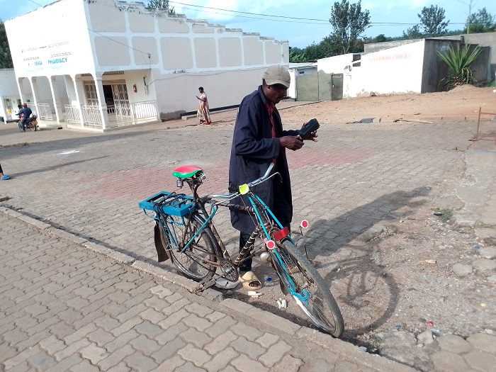 Rusakara w'i Nyagatare ngo yabanje guhahira umuryango ubundi yisomera agacupa