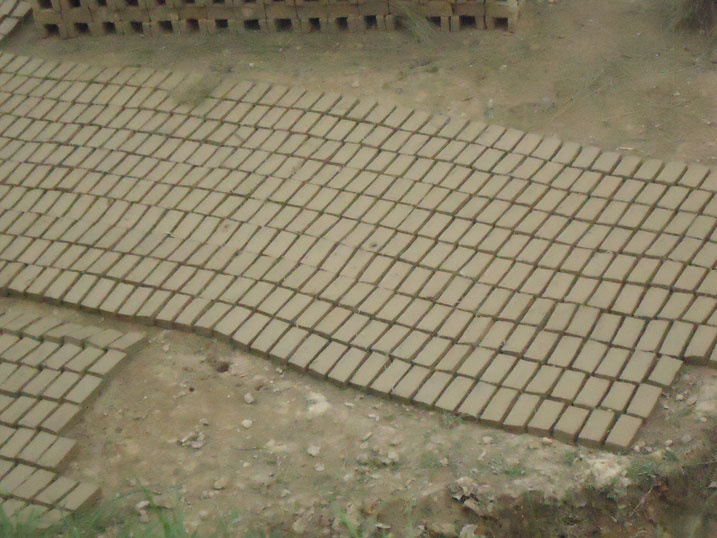 Umuntu ngo ashobora kubumba amatafari igihumbi ku munsi.