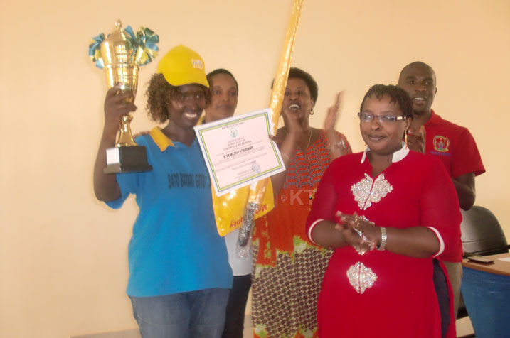 Umunyamabanga Nshingwabikorwa w'Akagari ka Rukiri I ashyikirizwa igihembo cy'ubudashyikirwa ku isuku.