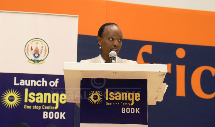 Umunyamabanga Uhoraho muri Ministeri y'uburinganire n'iterambere ry'umyuryango Umutoni Gatsinzi Nadine amurika igitabo gikubiyemo imikorere ya Isange One Stop Centers