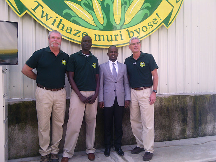 Tonny Nsanganira (wambaye ikoti) hamwe n'umushoramari Donnie Smith n'abakozi b'uruganda.