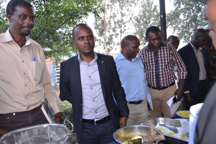 Umunyamabanga wa Leta muri MINAGRI, Tony Nsanganira amurikirwa uko umusaruro w'ibirayi ubyazwamo chips.