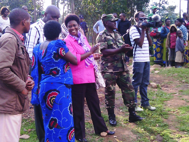 Umunyamabanga wa Leta muri MINALOC, Dr. Mukabaramba Alvera ari kumwe n'abandi bayobozi mu Murenge wa Nyange mu karere ka Musanze.