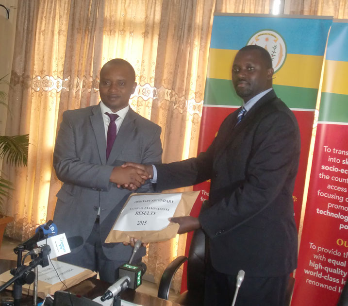 Umunyamabanga wa Leta muri MINEDUC, Olivier Rwamukwaya, yakira amanota mbere yo kuyatangaza.