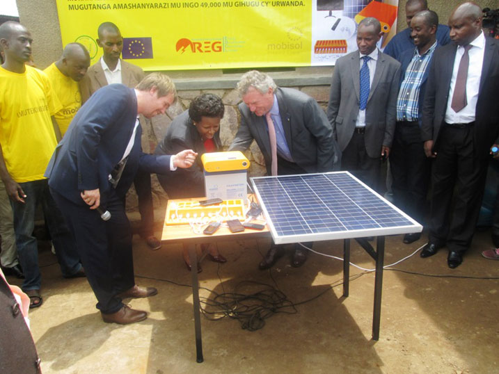 Eng Kamayirese na Ambasaderi w'umuryango w'ubumwe bw'uburayi, Michael Ryan (i buryo) batangiza uyu mushinga.