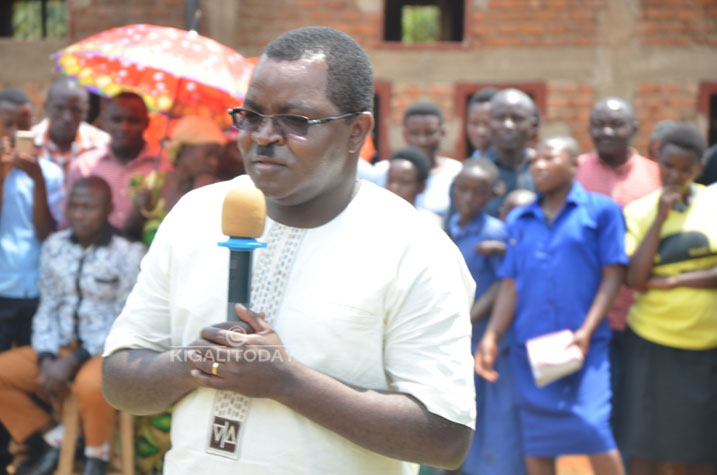 Umunyamabanga wa Leta muri Minisiteri y'ubutegetsi bw'igihugu Munyeshyaka yizeza aba baturage ko Leta izareba uko ibafasha niba abashoramari batabikoze