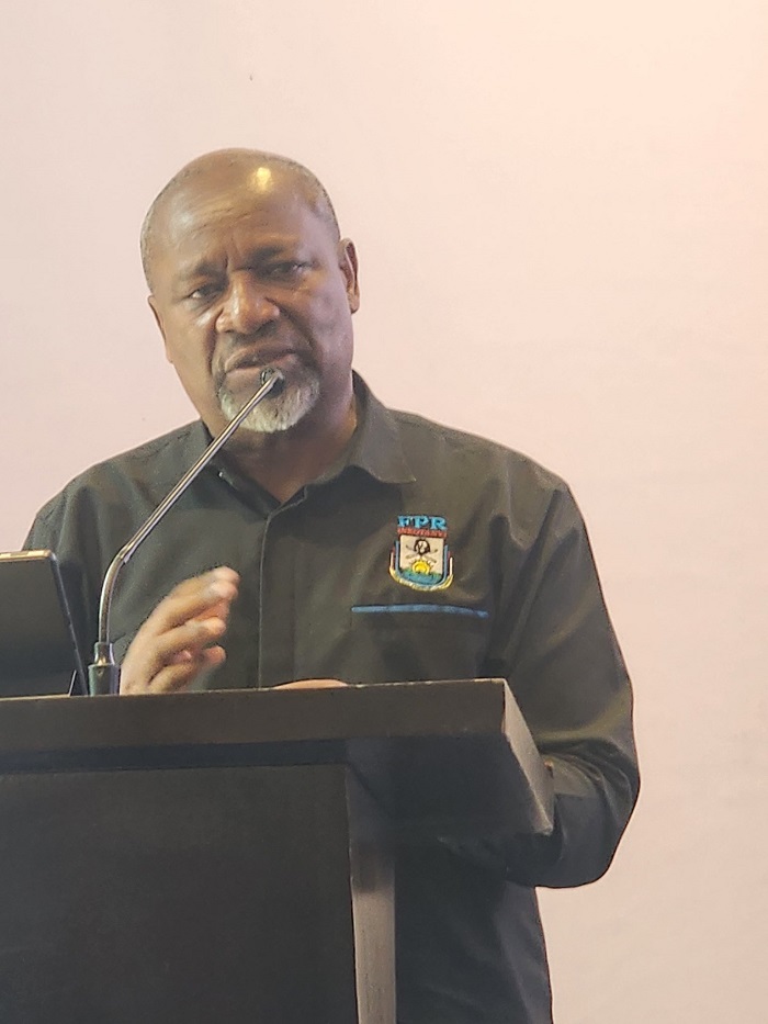 Umunyamabanga Mukuru w'Umuryango RPF-Inkotanyi, Wellars Gasamagera aganira n'abitabiriye inama