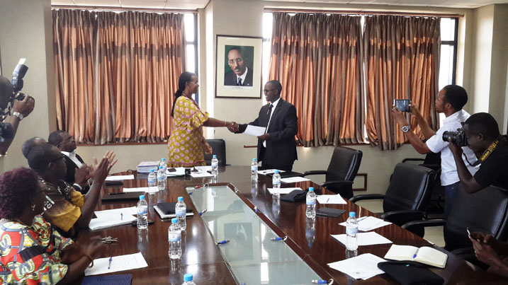 Umunyamabanga wa Leta muri Minisante atanga inyandiko za Mituweli