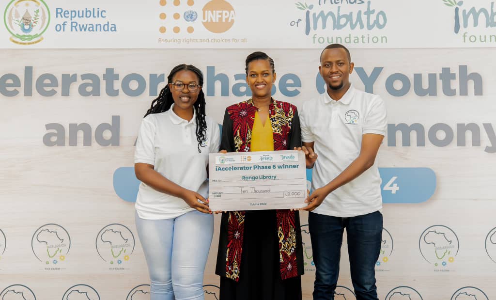 Umunyamabanga wa Leta muri Minisiteri y'Urubyiruko n'Iterambere ry'Ubuhanzi Sandrine Umutoni niwe wahembye umushinga Rango Library