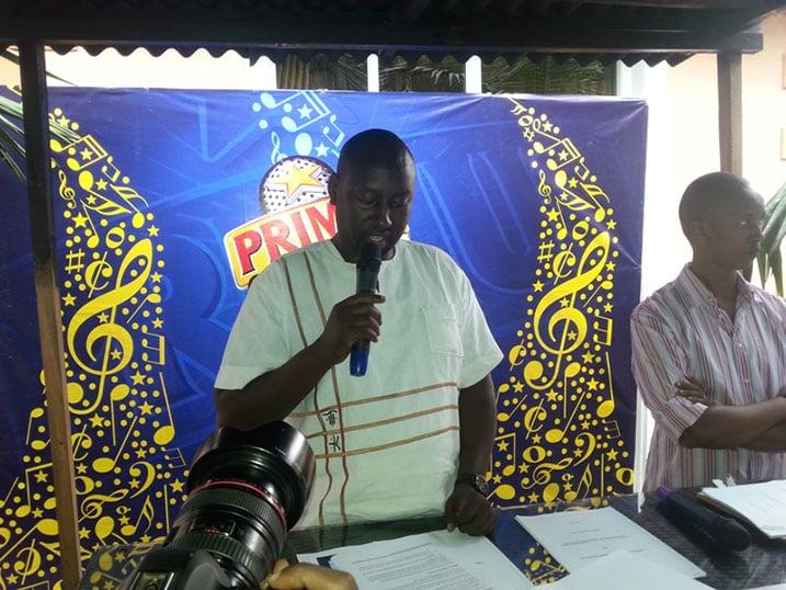 Umunyamategeko wa Bralirwa asobanura ibijyanye n'amasezerano kugira ngo abahanzi bayasinye bayumva.