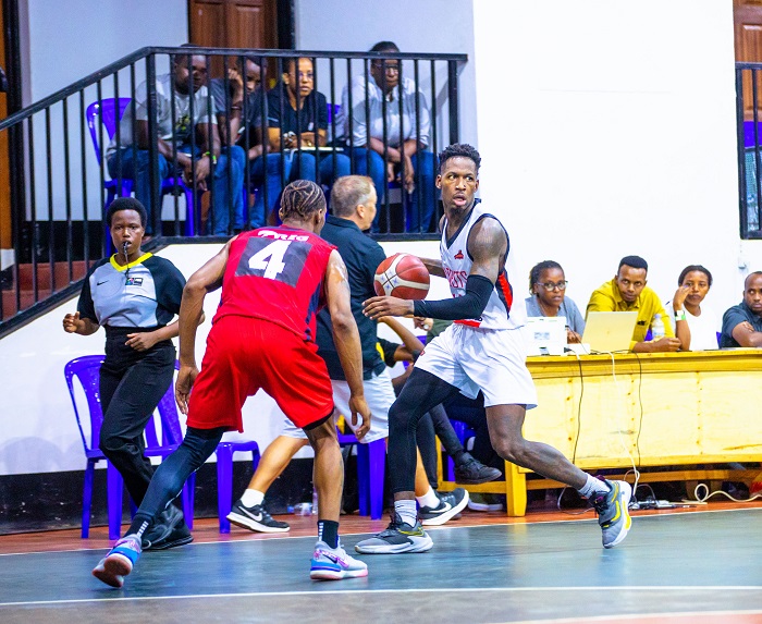 Umunyamerika Roebuck Jr G Vashon ufite umupira ahanganye na Adonis 