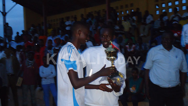 Umunyeshuri wa Christ Roi ashyikirizwa igikombe batsindiye mu mupira w'amaguru.