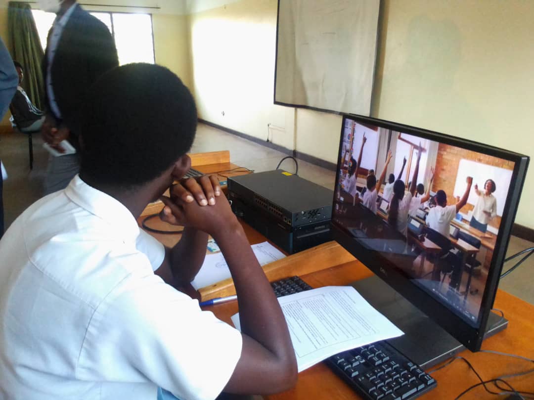 Umunyeshuri wiga iby'ikoranabuhanga muri SOS Technical High School imbere ya mudasobwa agiye gukora ikizamini