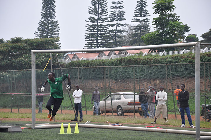 Umunyezamu Kimenyi ari kwitoza.