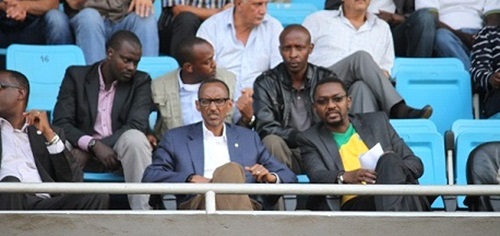 Aha perezida Kagame yari ku kibuga areba umupira.