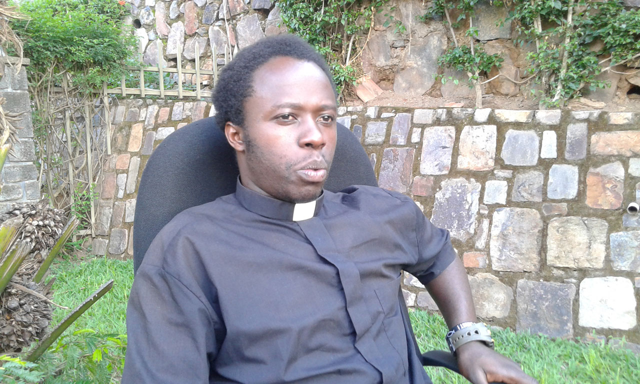 Padiri Uwimana Jean Francois ahamya ko agitangira kuririmba muri Hip Hop bamwe mu bapadiri babyakiriye nabi 