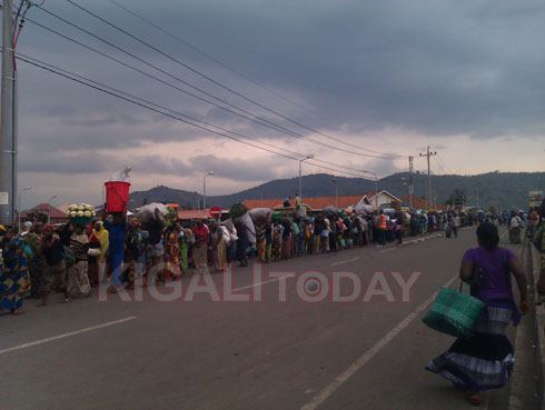 Abantu bajya Goma benshi bagenda bikoreye.