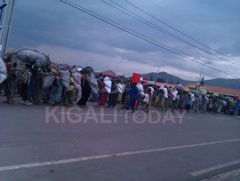 Abaturage babujijwe kujya Goma bahera ku murongo ku mupaka.