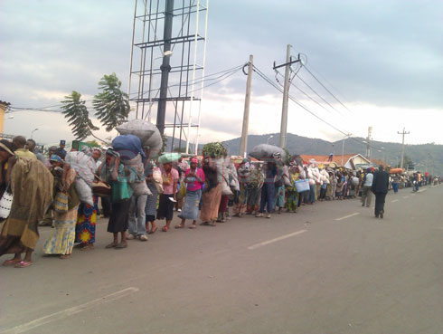 umupaka Benshi mu bikoreye ibintu bajyanye Goma bari barushye.