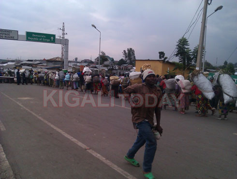 Uyu musore yasubijwe mu Rwanda nyuma yo kwanga ko bamwinjiza mu tuzu bashyiramo Abanyarwanda.